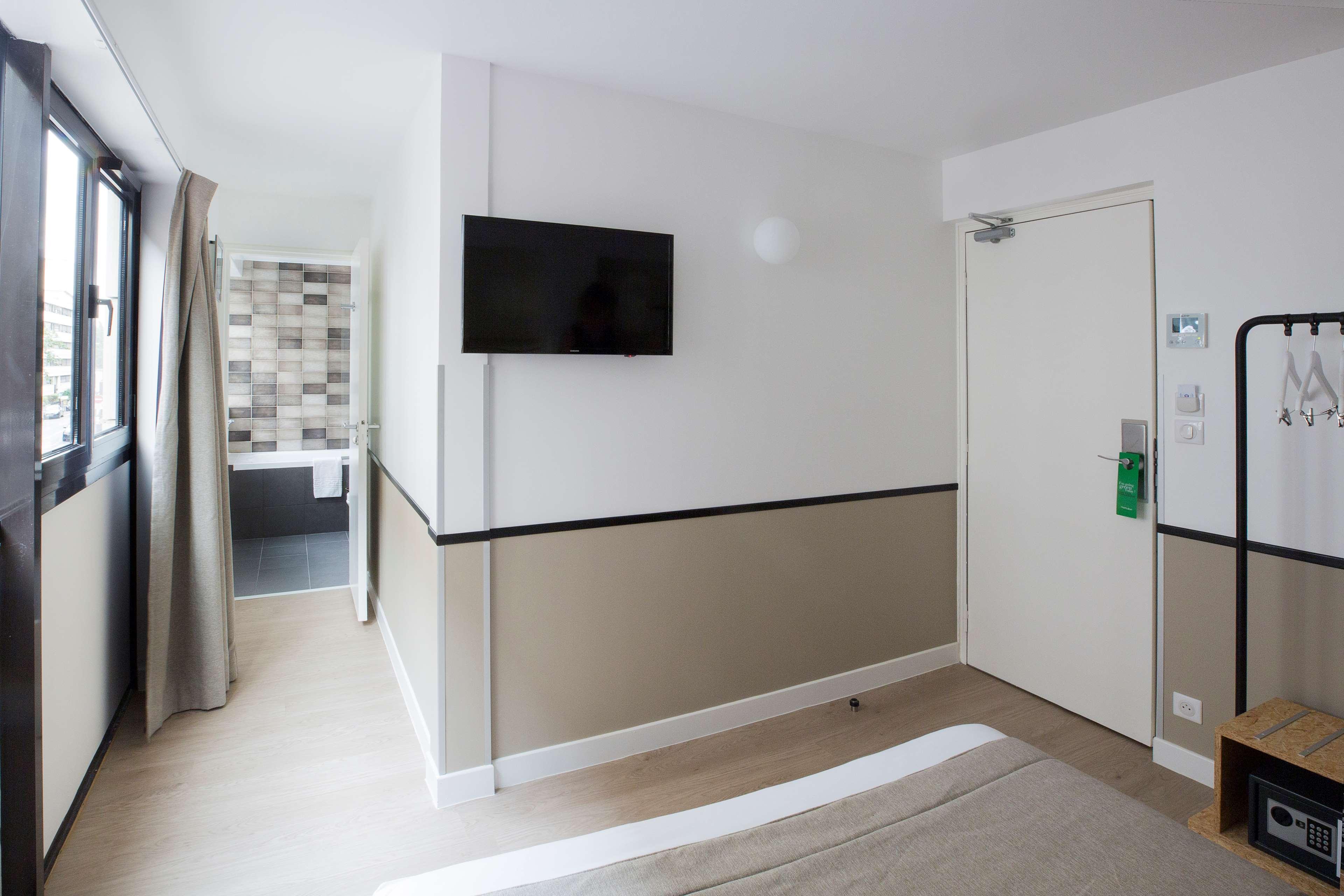 Hotel Izzy Issy-les-Moulineaux Bagian luar foto