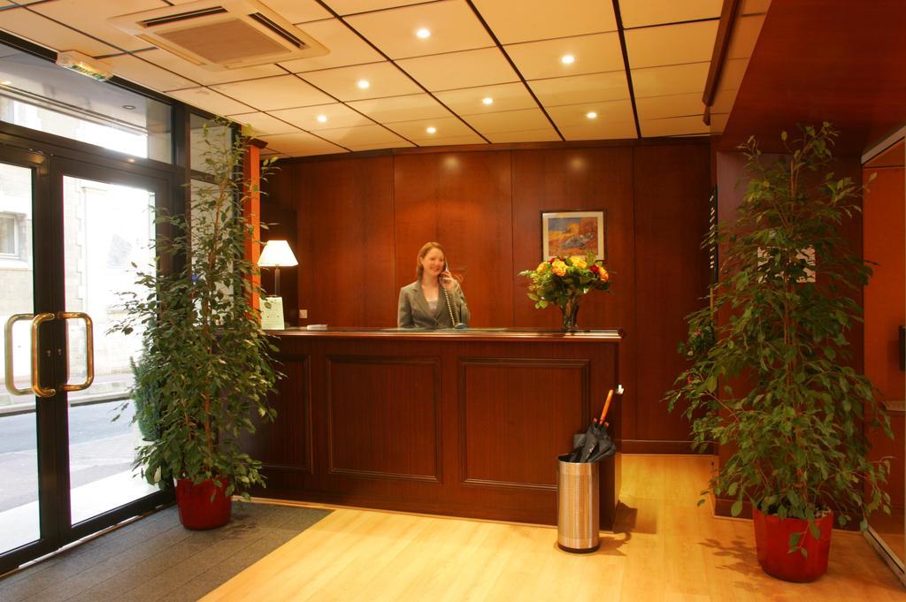 Hotel Izzy Issy-les-Moulineaux Bagian luar foto