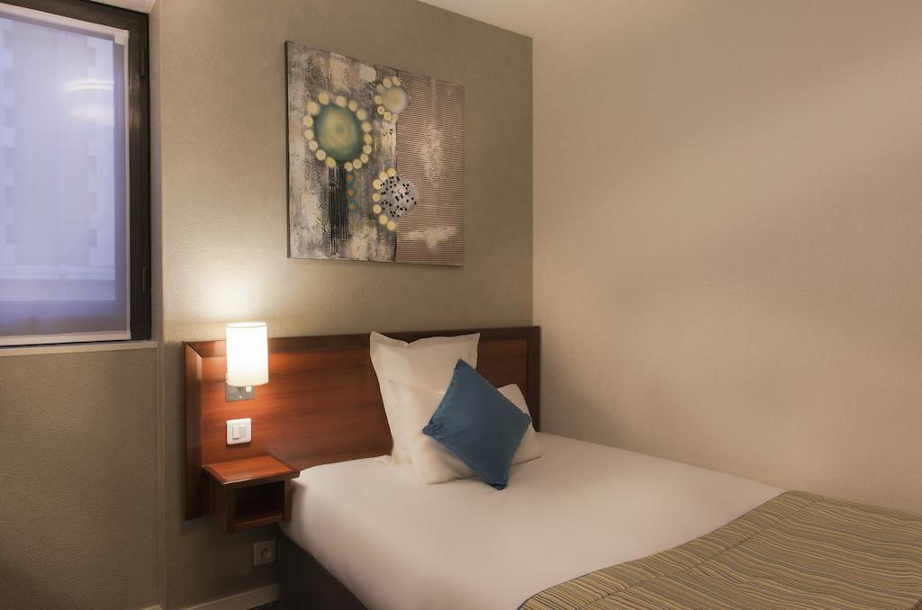 Hotel Izzy Issy-les-Moulineaux Bagian luar foto